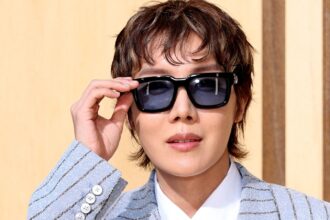 J-Hope posa para las cámaras en el desfile de moda de Louis Vuitton en París