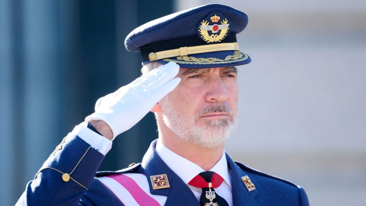 La bandera de España se cae frente al rey Felipe VI durante el desfile del Día de las Fuerzas Armadas La bandera de España se cae frente al rey Felipe VI durante el desfile del Día de las Fuerzas Armadas