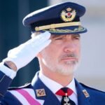 La bandera de España se cae frente al rey Felipe VI durante el desfile del Día de las Fuerzas Armadas