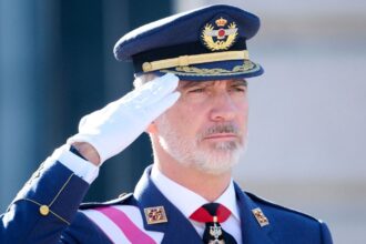 La bandera de España se cae frente al rey Felipe VI durante el desfile del Día de las Fuerzas Armadas