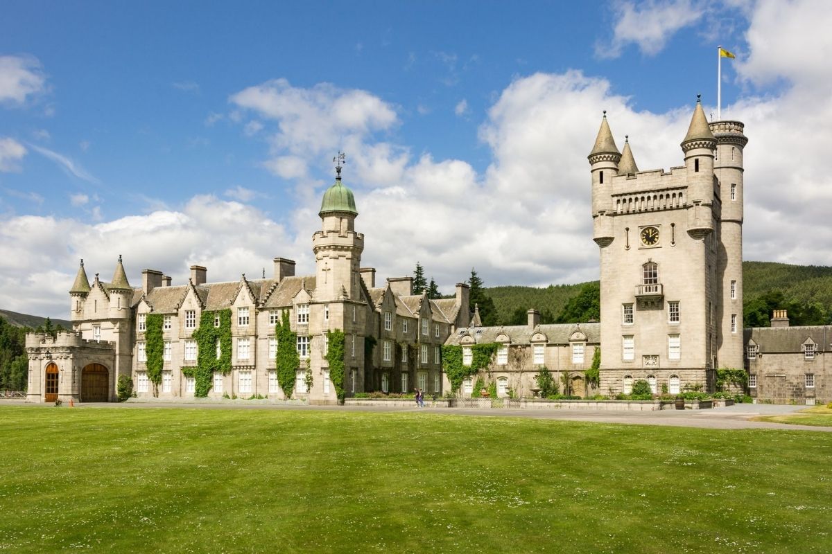 El rey Carlos III rinde un emotivo homenaje a Balmoral
