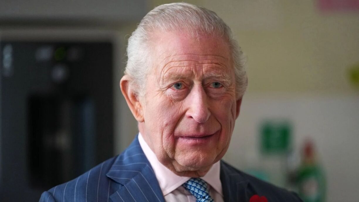 El rey Carlos III comparte un agradable charla con un veterano de guerra de 104 años El rey Carlos III comparte un agradable charla con un veterano de guerra de 104 años