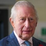 El rey Carlos III comparte un agradable charla con un veterano de guerra de 104 años