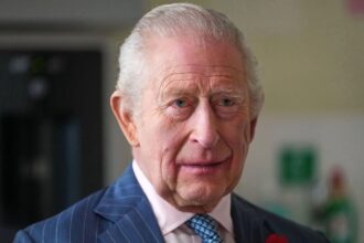 El rey Carlos III comparte un agradable charla con un veterano de guerra de 104 años