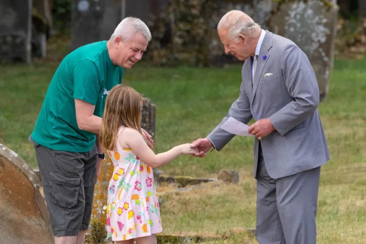 Así reaccionó el rey Carlos III al retrato hecho por una fan de 7 años