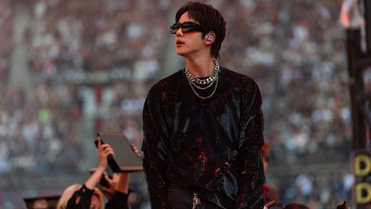Jin de BTS es rociado con agua en uno de sus conciertos y los fans explotan de ira