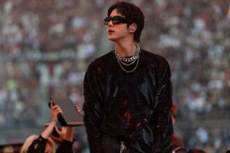 Jin de BTS es rociado con agua en uno de sus conciertos y los fans explotan de ira