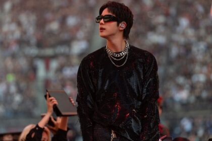 Jin de BTS es rociado con agua en uno de sus conciertos y los fans explotan de ira