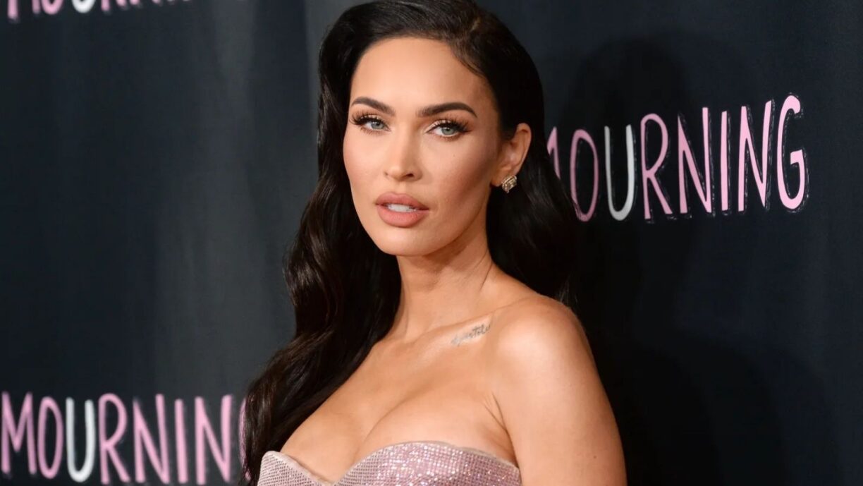 Megan Fox regresa a las redes con una sensual lancería gótica negra