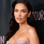 Megan Fox regresa a las redes con una sensual lancería gótica negra