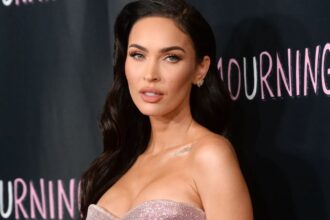 Megan Fox regresa a las redes con una sensual lancería gótica negra