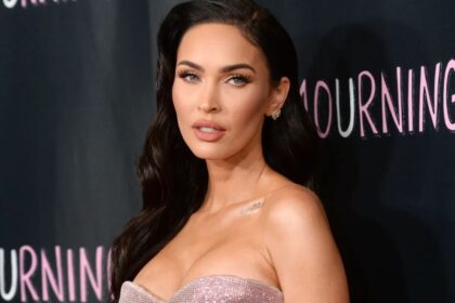 Megan Fox regresa a las redes con una sensual lancería gótica negra