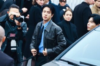 Jin de BTS hace que una chaqueta Gucci de 9.900 dólares se agote rápidamente Jin de BTS hace que una chaqueta Gucci de 9.900 dólares se agote rápidamente