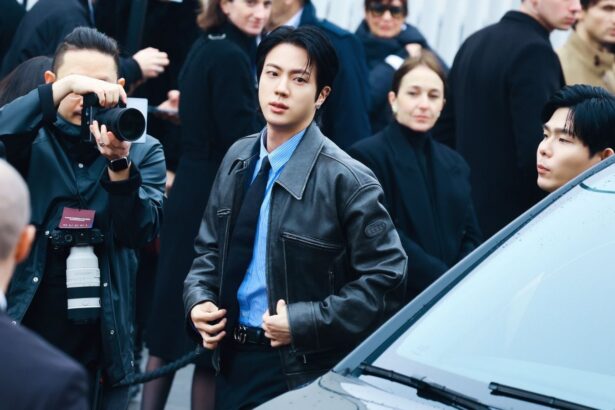 Jin de BTS hace que una chaqueta Gucci de 9.900 dólares se agote rápidamente