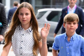 El príncipe Louis y la princesa Charlotte comparten un dulce momento entre hermanos en Escocia