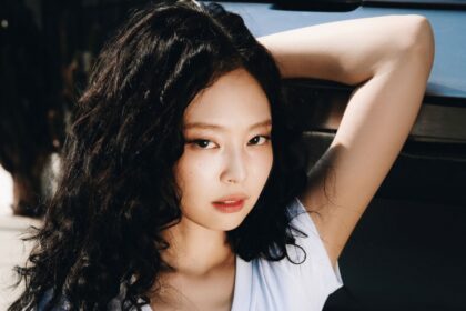 Jennie de BLACKPINK lidera las listas de música con su sencillo veraniego Less Than a Lover