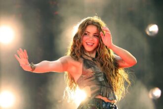 Shakira renueva su icónico meme de la computadora antes de la fama mundial