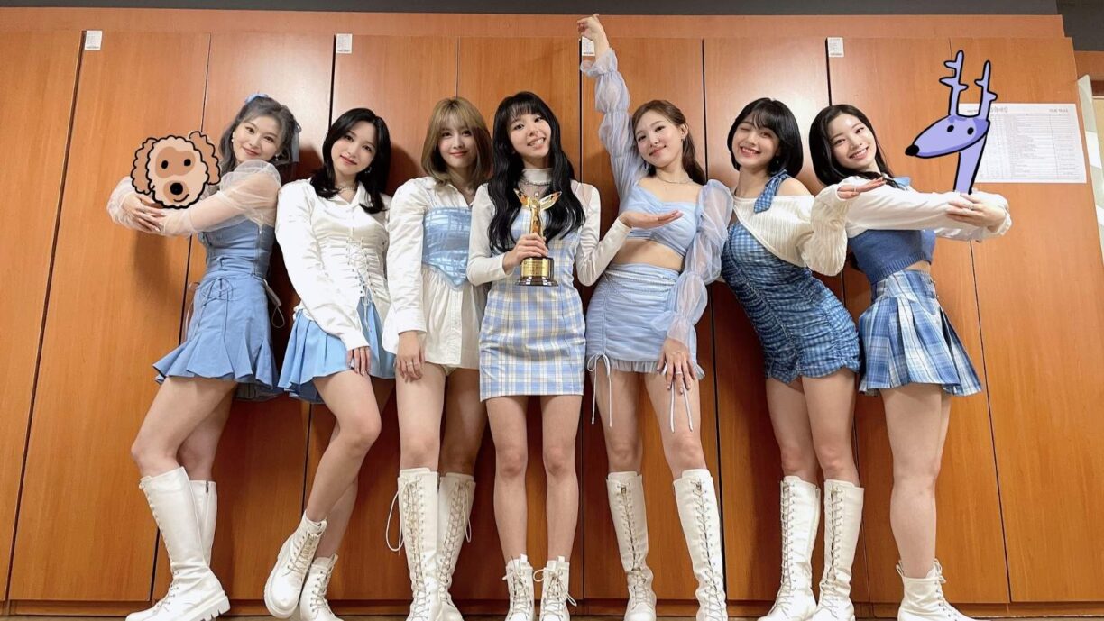 TWICE logra incorporar su tercera canción en el club de los 700 millones en YouTube TWICE logra incorporar su tercera canción en el club de los 700 millones en YouTube