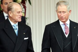 ¿Por qué el príncipe Felipe calificó la biografía del rey Carlos III como "estúpida"