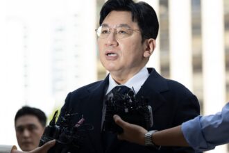El presidente de HYBE, Bang Si-hyuk, es remitido a la fiscalía por presunto fraude en el mercado de valores El presidente de HYBE, Bang Si-hyuk, es remitido a la fiscalía por presunto fraude en el mercado de valores