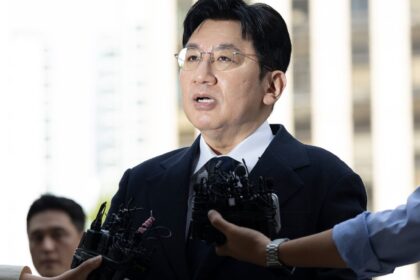 El presidente de HYBE, Bang Si-hyuk, es remitido a la fiscalía por presunto fraude en el mercado de valores El presidente de HYBE, Bang Si-hyuk, es remitido a la fiscalía por presunto fraude en el mercado de valores