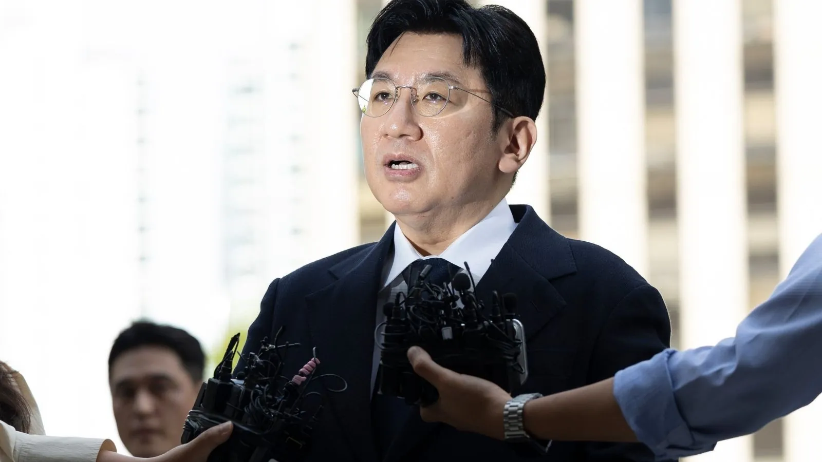 El presidente de HYBE, Bang Si-hyuk, es remitido a la fiscalía por presunto fraude en el mercado de valores El presidente de HYBE, Bang Si-hyuk, es remitido a la fiscalía por presunto fraude en el mercado de valores