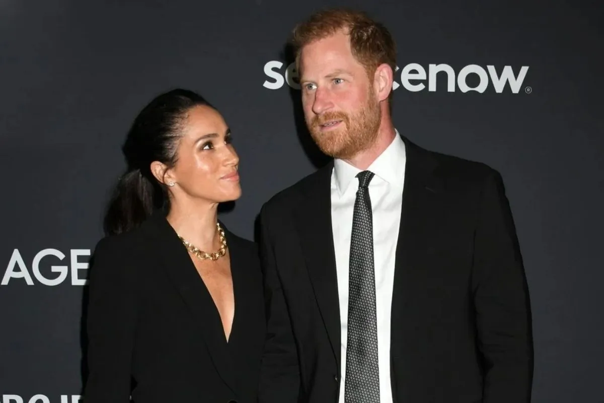 El rey Carlos III aclara el estatus real del príncipe Harry y Meghan Markle tras su regreso al Reino Unido El rey Carlos III aclara el estatus real del príncipe Harry y Meghan Markle tras su regreso al Reino Unido