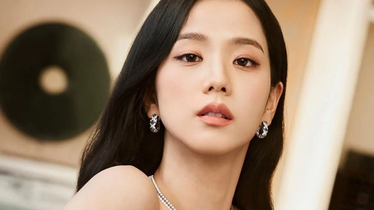 Jisoo de BLACKPINK presenta su mundo distópico en el nuevo video musical de CLICK