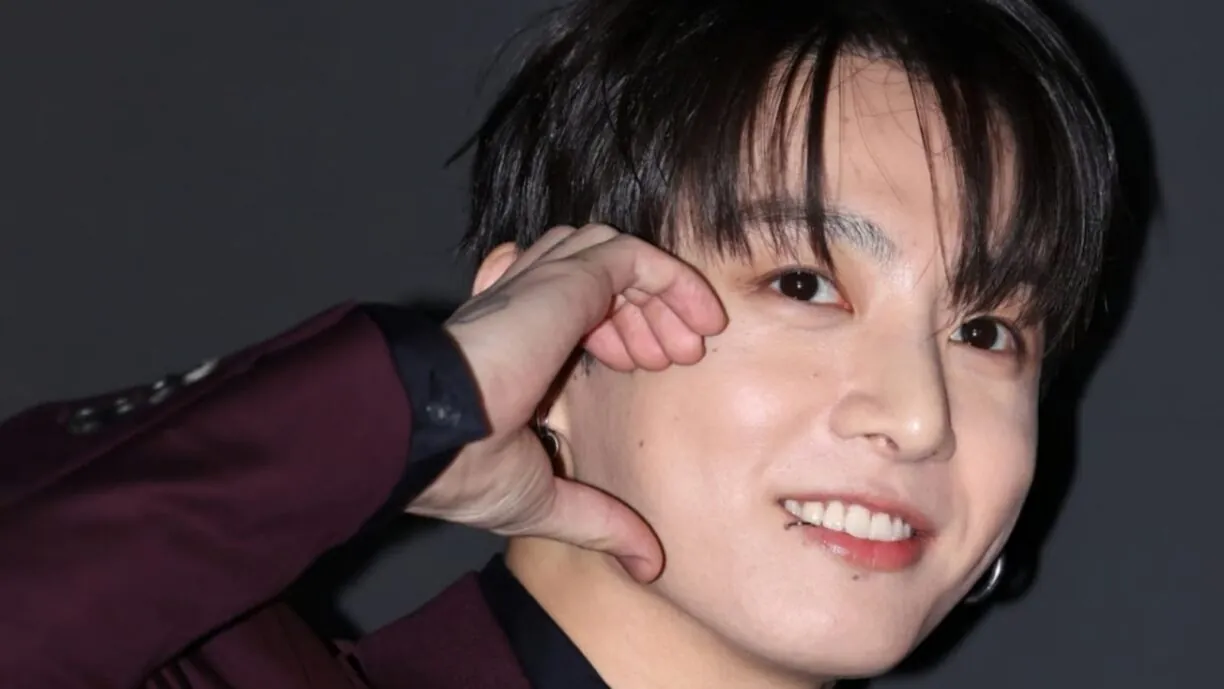 Jungkook de BTS conmueve al ARMY al regalarle su corona y su camisa a una fan discapacitada Jungkook de BTS conmueve al ARMY al regalarle su corona y su camisa a una fan discapacitada