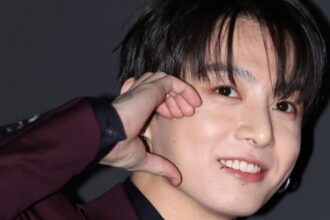 Jungkook de BTS conmueve al ARMY al regalarle su corona y su camisa a una fan discapacitada Jungkook de BTS conmueve al ARMY al regalarle su corona y su camisa a una fan discapacitada