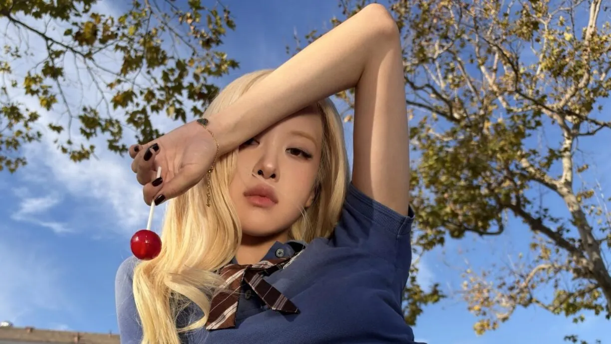 Rosé de BLACKPINK lanza el sencillo de garage punk "new trick" y su video musical dirigido por Dave Meyers Rosé de BLACKPINK lanza el sencillo de garage punk new trick y su video musical dirigido por Dave Meyers